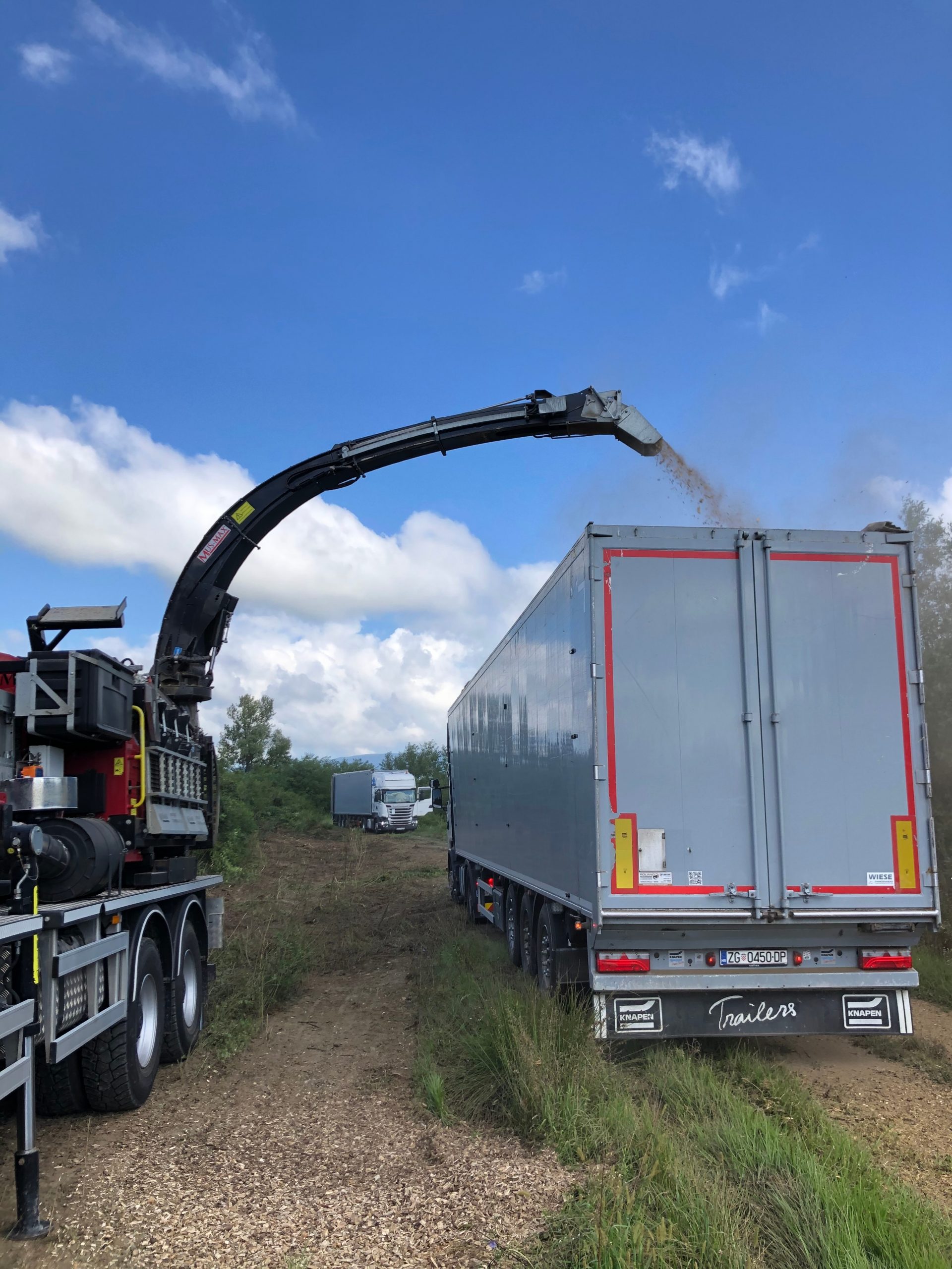 Extraction of felled wood mass by trailer to the stockpile