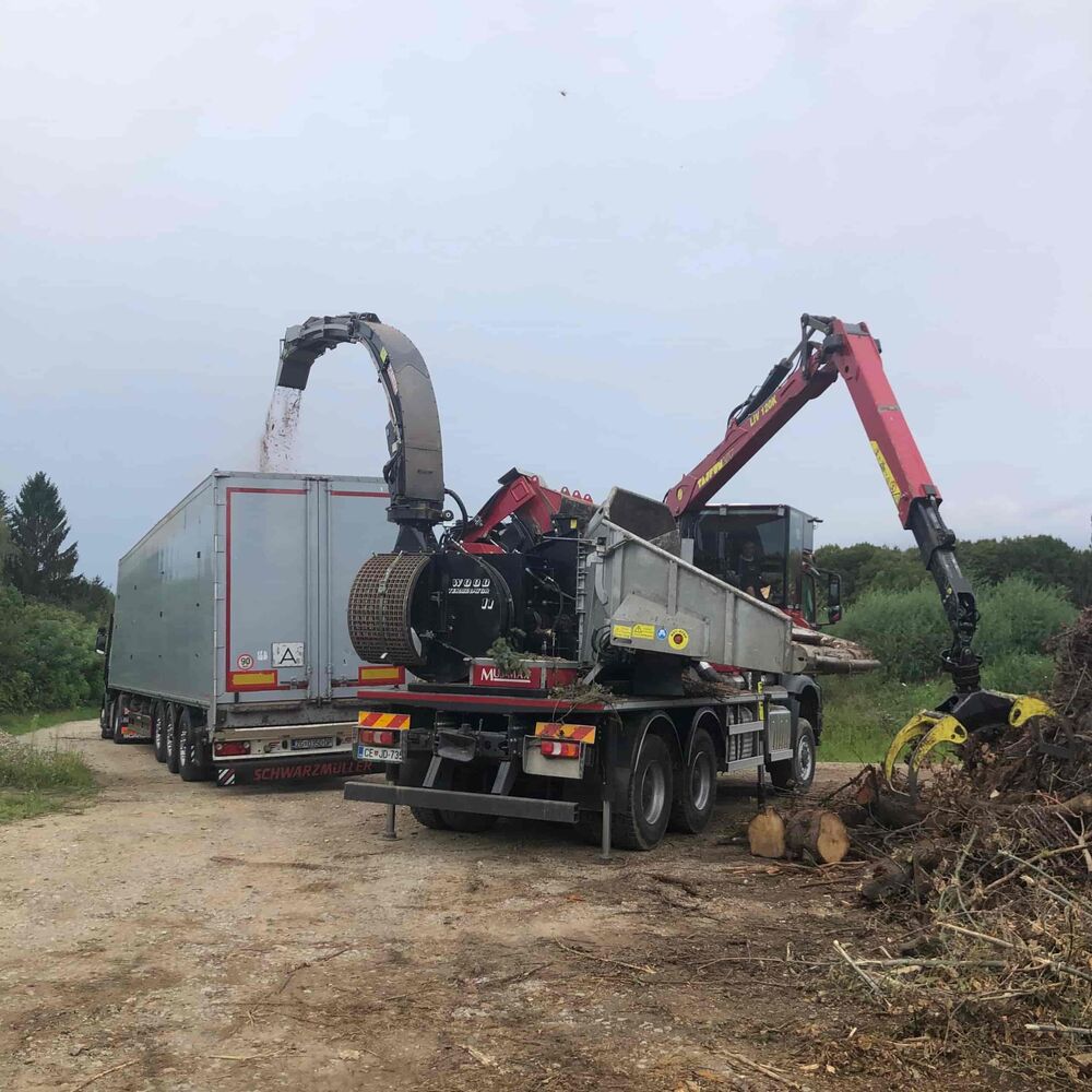 Loading wood chips into a walkingfloor semi-trailer